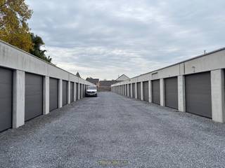 Centraal gelegen bovengrondse, afzonderlijke garagebox met automatische sectionale poort te Bevere. Zowel bereikbaar via de Koestraat als via de...