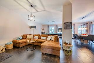 We Invest Waterloo vous présente cette charmante maison rénovée, idéalement située au bout d’une voie sans issue, offrant un cadre de vie calme...