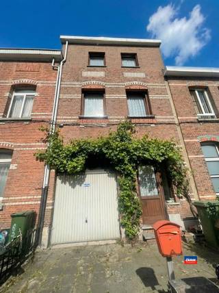 <p><span>2020 ANTWERPEN | RENOVATIEPROJECT | TE RENOVEREN WOONHUIS MET MAGAZIJN EN DRIE SLAAPKAMERS OP EEN TOTALE GRONDOPPERVLAKTE VAN 140m² | BEWOONBARE OPPERVLAKTE 209m² | EPC E|</span></p><p><span>Indeling als volgt: gelijkvloers: inkomhal/traphal - berging - wasberging met aparte toilet - garage + magazijn. </span></p><p><span>Eerste verdieping: nachthal - leefruimte met open keuken - badkamer met ligbad en toilet.</span></p><p><span>Tweede verdieping: slaapkamer 1 - slaapkamer 2 - Slaapkamer 3</span></p><p><span>Grote, droge kelder. </span></p><p><span> </span></p><p><span>Extra informatie:</span></p><ul><li><span>Renovatieproject met potentieel (magazijn 110m²)</span></li><li><span>Deze woning is gunstig gelegen op de grens met Wilrijk, op wandelafstand van openbaar vervoer, scholen en winkels. </span></li></ul><p><span> </span></p><p><span>Opgelet! Voor deze woning geldt een renovatie-verplichting. </span></p><p><span> </span></p><p><span> </span></p>