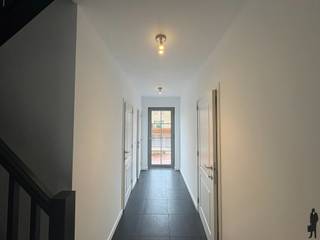 <p><strong>Gerenoveerde woning </strong>van ca. 172 m² met 3 slpk, inpandige garage en ruime tuin.<br /><br /><span><strong>Het appartement is voorzien van:</strong></span><br />- Een <strong>inkomhal </strong>met toilet en handenwasser en wasplaats met aansluiting voor wasmachine en droogkast<br />- Inpandige <strong>garage </strong>(ca.17 m²)<br />- Een <strong>woonkamer </strong>( ca. 45 m²) met open keuken<br />- Een <strong>open keuken</strong> met inductievuur , dubbele lavabo, vaatwasser , combi-oven, koelkast en diepvriezer<br />- Een ingebouwde <strong>bureau </strong>met bergruimte<br />- Een <strong>tuin </strong>(ca. 740 m²) met een terras <br />- <strong>Drie slaapkamers</strong> (ca. 13 m², 10,5 m² en 10,5m² ) <br />- Een <strong>badkamer </strong>(ca. 8 m²) met douche, toilet, ligbad en lavabo<br />- <strong>Zolderberging</strong><br />- Verwarming op gas d.m.v. radiatoren<br />- <strong>Gunstig EPC</strong><br />- Beschikbaarheid: onmiddellijk beschikbaar<br /><br /><br />Gelegen in het Centrum van Brasschaat, nabij de golf, openbaar vervoer en scholen</p>