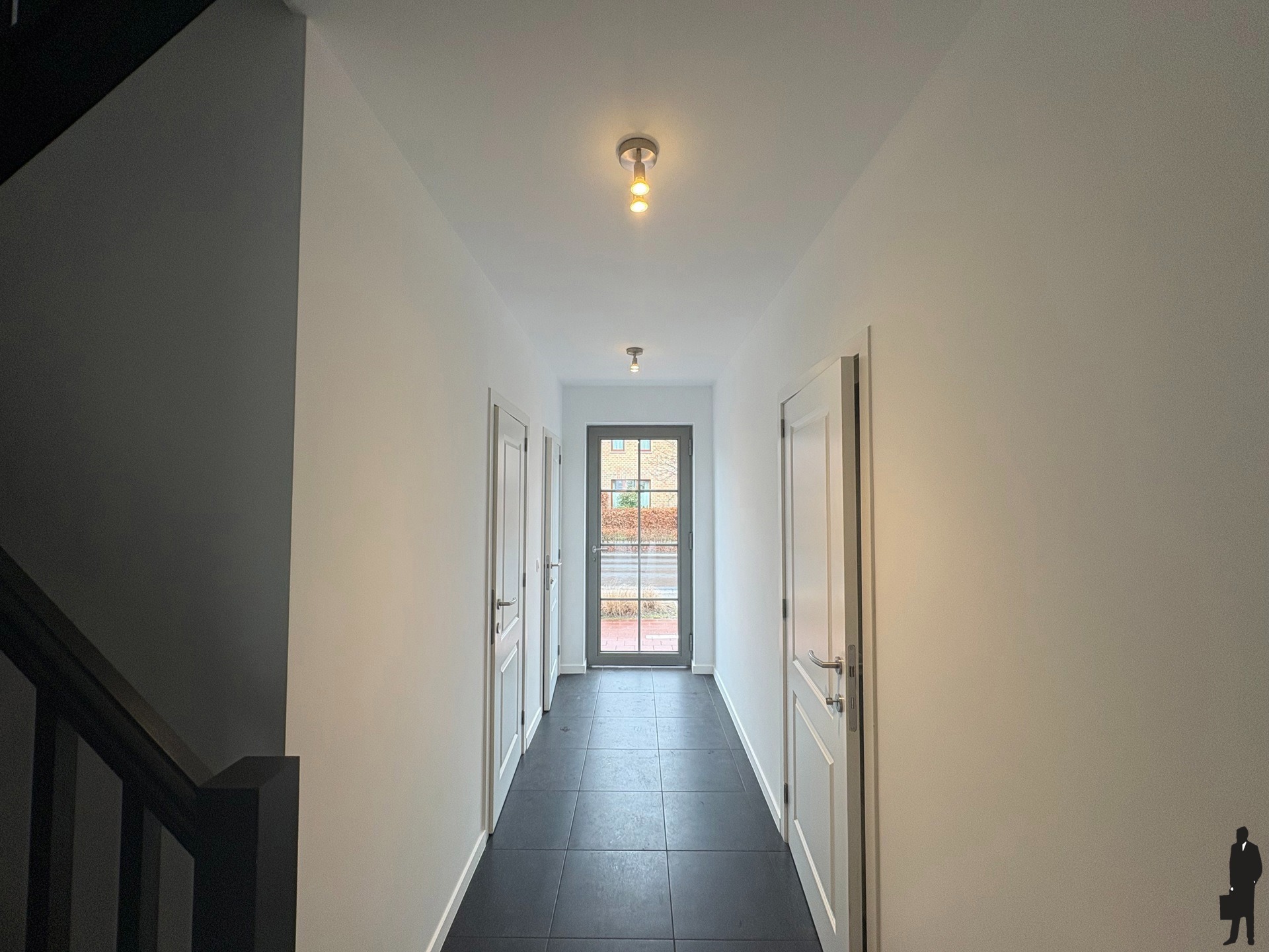 Gerenoveerde woning van ca. 172 m² met 3 slpk, inpandige garage en ruime tuin. - foto 2