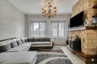 Ruime rijwoning met tuin en garage nabij centrum Izegem.Deze ruime rijwoning met een perceeloppervlakte van 435 m² en een bewoonbare oppervlakte van 227 m² is ideaal gelegen dicht bij het centrum van Izegem, met winkels, scholen en openbaar vervoer in de nabije omgeving.De woning beschikt over vier ruime slaapkamers, een lichtrijke leefruimte en een veranda dat het licht van buiten naar binnen brengt. Buiten geniet u van een aangename tuin en er is bovendien een garage aanwezig.De woning heeft volgende indeling:Gelijkvloers: - inkomhal- leefruimte- keuken voorzien van alle toestellen- apart toilet- badkamer met bad, lavabo in meubel en aansluiting wasmachine- veranda dat voor veel lichtinval zorgt- tuin (250m²)- kelder- grote garage1ste verdiep:- 4 ruime slaapkamers- apart toiletKenmerken:- Zeer ruime woning- 4 slaapkamers- Centrale ligging met winkels, scholen en openbaar vervoer in de nabije omgeving.Een ideale woning voor wie ruimte en een centrale ligging weet te waarderen.Ben je benieuwd naar deze woning? Contacteer mij dan snel voor een bezoek! Deze AI-visualisaties zijn bedoeld als inspiratie. Er werd geen rekening gehouden met technische specificaties, stedenbouwkundige voorschriften of de concrete mogelijkheden tot realisatie.EPC: 570 kWh/m²EPC: De eigendom wordt aangeboden via de Pre-sale formule. Op 30/04/2026 tussen 16:00 en 18:30 kan u de woning op afspraak komen bezichtigen en een bod uitbrengen. De vermelde prijs is een instelprijs. Voor meer info, gelieve contact op te nemen met de dossierverantwoordelijke.Dit pand is onderworpen aan de renovatieverplichting van de Vlaamse overheid voor residentiële gebouwen (behoudens bij sloop binnen 5 jaar na de aankoop). Consulteer voor meer informatie de website van het Vlaams Energie- en Klimaatagentschap via https://www.vlaanderen.be/een-woning-kopen/renovatieverplichting-voor-residentiele-gebouwenBestuursmaatregelen in het maatregelenregister: in aanvraag