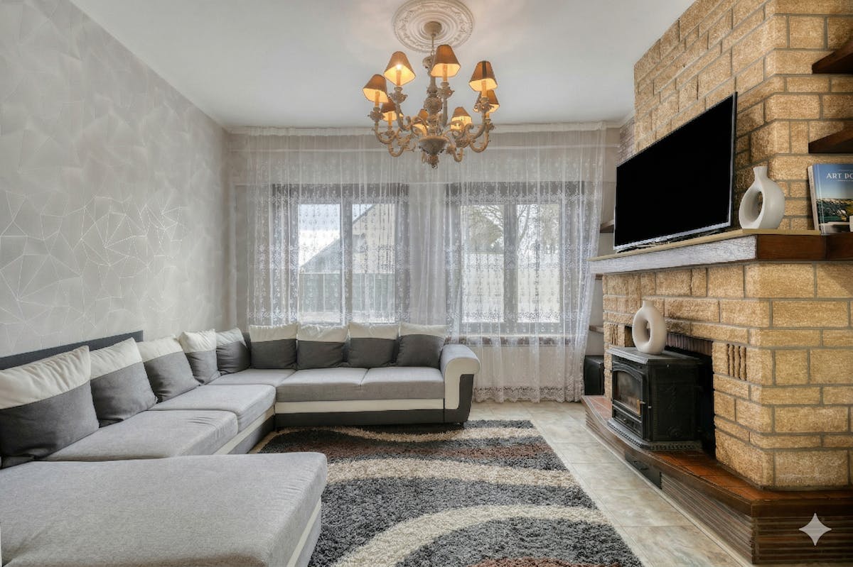 Ruime rijwoning met tuin en garage nabij centrum Izegem. - foto 3