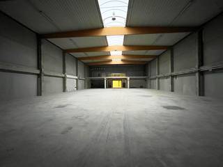 Welgelegen bedrijfsgebouw bestaande uit een opslagruimte van 2.120 m² met 122 m² mezzanine, 871 m² kantoren en 600 m² buitenstockage te huur op...