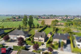 Instapklaar en natuurbeleving is hier meer dan op zijn plaats. Sterk gebouwde villa bestaande uit een inkomhall met vestiaire en toilet, lichtrijke living, ingerichte keuken, wasplaats, 4 slaapkamers, badkamer en dressing. Aparte garage met zolderverdieping en mooi aangelegde zuidgerichte tuin (deels agrarisch gebied) met toegang tot achterliggend wandelpad (natuur).     