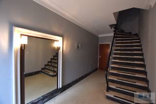 Gelijkvloers appartement van 83 m² met 1 ruime slaapkamer en tuin op strategische locatie vlakbij centrum Lier.<br /><br />De centrale ligging maakt dat winkels, scholen en openbaar vervoer binnen handbereik zijn alsook is het stadscentrum vlot bereikbaar. Verder is er een vlotte verbinding met de invalswegen voor woon-werkverkeer.<br /><br />We betreden het appartement langs de gezamenlijke inkomhal. Via hier komen we in de privatieve inkomhal met connectie naar de geriefelijke berging/wasplaats, uitgeruste keuken met toegang naar de tuin, één zeer ruime slaapkamer, een badkamer voorzien van douche en toilet en tot slot in de ruime lichtrijke leefruimte met aanpalend eetplaats.<br />Verder biedt de keuken ook de mogelijkheid tot het plaatsen van een extra ijskast en diepvriezer. <br /><br />Het appartement geniet een EPC label C en een hoogrendementsketel van 2023. <br /><br />Kleinschalig gebouw met maar 3 entiteiten dus geen syndicus én lage gemeenschappelijke kosten. <br /><br />Tot slot is er in de straten rondom voldoende openbare parkeergelegenheid aanwezig.<br /><br />Wenst u graag een bezoek aan dit appartement? Plan dan nu alvast uw afspraak in!