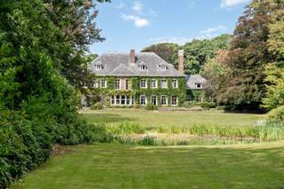 Te midden van een prachtig parklandschap, verscholen in rust en privacy, bevindt zich het uitzonderlijke domein Haezenveld te Kapellen...