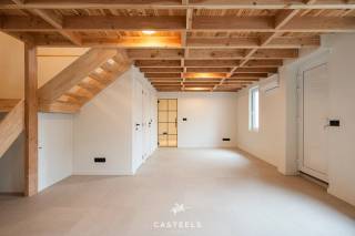 Ontdek deze volledig vernieuwde woning, waar modern comfort, energie-efficiëntie en een slimme indeling perfect samenkomen.Deze woning beschikt over...