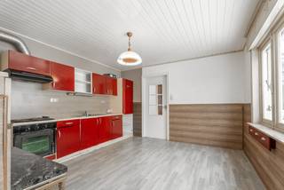 Bent u op zoek naar een ruime woning zonder renovatieverplichting? Deze goed onderhouden woning, gelegen nabij het centrum, combineert een gunstige ligging met een zongerichte tuin, een conforme elektrische installatie en een geïsoleerde zolder. Dankzij de reeds uitgevoerde werken beschikt de woning over een EPC-label D, waardoor er geen renovatieplicht van toepassing is.<br /><br />TROEVEN: <br />Geen renovatieverplichting (EPC-label D)<br />Conforme elektrische installatie<br />Geïsoleerde zolder met uitbreidingsmogelijkheden<br />Ruime, volledig zongerichte tuin met overdekt terras<br />Mogelijkheid tot praktijk- of handelsruimte<br />Drie volwaardige slaapkamers<br />Bijgebouwen met extra opslag- of hobbymogelijkheden<br /><br />Bij het betreden van de woning komt u terecht in de centrale inkomhal. Vooraan bevindt zich een polyvalente ruimte die perfect kan dienen als praktijkruimte voor een vrij beroep, bureau of handelsruimte. Via de hal bereikt u de gezellige woonkamer, de keuken en de droge kelder. Aansluitend bevindt zich de badkamer, uitgerust met een ligbad, douche, lavabo en toilet. Achteraan geniet u van een overdekt terras en een ruime, volledig zongerichte tuin waar u de hele dag van de zon kunt genieten. De aanwezige bijgebouwen bieden bovendien heel wat extra opslagruimte of mogelijkheden voor hobby's.<br /><br />Op de eerste verdieping bevinden zich drie ruime slaapkamers. Via een vaste trap bereikt u de tweede verdieping, waar de geïsoleerde zolder momenteel niet is ingericht. Deze biedt heel wat potentieel en kan eenvoudig worden omgevormd tot extra slaapkamers, een hobbyruimte of een thuiskantoor.<br /><br />Bent u op zoek naar een ruime gezinswoning met uitbreidingsmogelijkheden en een uitstekende ligging nabij het centrum? Neem vandaag nog contact met ons op en plan uw bezoek.