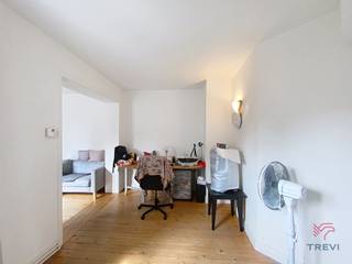 <strong>IXELLES – Op een steenworp afstand van het Flageyplein en de vijvers van Elsene, op een uitstekende locatie, vlak bij alle voorzieningen (openbaar vervoer, winkels, scholen/universiteiten, ...). Appartement met 1 slaapkamer van ±47 m² woonoppervlak, gelegen op de 4e verdieping van een klein gebouw (zonder lift). Het appartement is als volgt ingedeeld: woonkamer van ±18 m², ingerichte keuken, 1 slaapkamer van ±11 m², doucheruimte, apart toilet. EPC: G.</strong><br /><br />V<strong>oorzieningen en kosten: 80 €/maand (gemeenschappelijk).</strong><br /><br /><strong>Beschikbaar vanaf 01/07/2026.</strong><br /><br /><strong>Afmetingen ter indicatie. </strong><br /><br /><span>Op de 4e verdieping (zonder lift):</span><br /><br />Hal<br />Woonkamer van ± 18 m²<br />Aparte wc<br />Slaapkamer van ± 11 m²<br />Doucheruimte (douche, wastafel)<br />Ingerichte keuken (oven, gasfornuis, afzuigkap, koelkast)