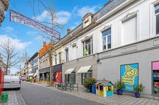 Bent u op zoek naar een commercieel pand op een strategische locatie, ideaal voor eigen gebruik of als slimme investering? Dan is dit handelspand in het hart van Roeselare precies wat u zoekt.<br /><br /><strong>Ligging: </strong>Dit pand is gelegen in een gezellige zijstraat van de Ooststraat, de winkelstraat van Roeselare. De ligging is werkelijk ideaal: op wandelafstand van het station, vlak bij talloze winkels, horecazaken en andere handelszaken. Dankzij de centrale locatie geniet het pand van een constante passage en uitstekende zichtbaarheid, wat het uitermate geschikt maakt voor een winkel, kantoor of vrij beroep.<br /><br /><strong>Indeling:</strong> Bij het binnenkomen word je verwelkomd in een ingerichte winkelruimte met etalage, ideaal om je producten of diensten in de kijker te zetten. Via een vaste trap bereik je de eerste verdieping met een functionele keuken, een apart toilet en een handige opbergruimte. Een tweede trap brengt je naar de zolderkamer, perfect inzetbaar als extra stockruimte of bureau.<br /><br /><strong>Troeven:</strong>
<ul>
	<li>Centrale en commerciële toplocatie</li>
	<li>Op wandelafstand van station, winkels en horeca</li>
	<li>Veel passage en visibiliteit</li>
	<li>Geschikt voor zowel starters als gevestigde ondernemers</li>
</ul>
Kortom, dit pand biedt een unieke kans voor ondernemers of investeerders die willen profiteren van een strategische locatie in een dynamische stad.<br /><br /><strong>Interesse?</strong> Grijp deze kans en geef uw zaak een vliegende start! Neem vandaag nog contact met ons op via T. 051|201.400 voor meer informatie of een bezichtiging.