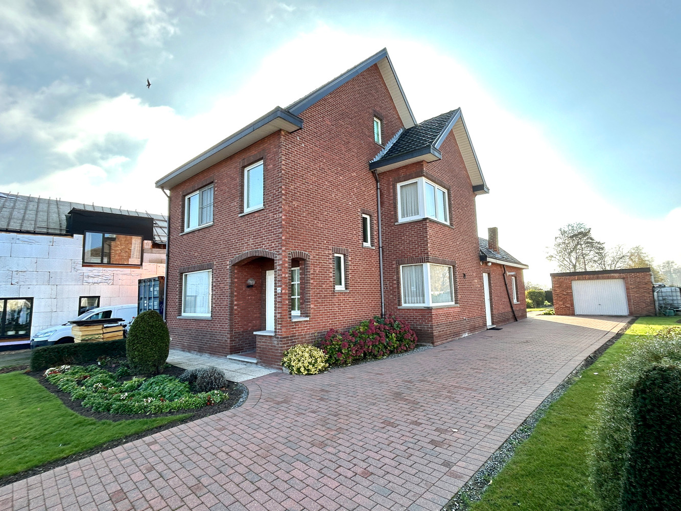 Degelijke, te renoveren half open bebouwing op ruim perceel. - foto 2