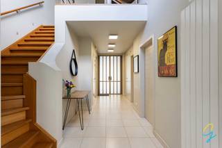 Te koop te Zele!<br />Gelegen in het hart van Zele bevindt zich deze prachtig afgewerkte woning waar ruimte, comfort en energiezuinig wonen centraal staan. Dankzij de hoogwaardige afwerking, de aanwezigheid van maar liefst 30 zonnepanelen, 3lucht/lucht airco's en een binnenzwembad met warmtepomp, biedt deze eigendom een uitzonderlijke woonervaring.<br />Bij het betreden van de woning komt u binnen via de ruime garage waar perfect een grote wagen kan geplaatst worden. Alsook is er veel opslagruimte in de garage. Vanuit de garage heeft u rechtstreeks toegang tot de inkomhal. Verder leidt de woning u naar de lichtrijke leefruimte die dankzij de grote raampartijen baadt in natuurlijk licht en een aangename connectie creëert met de tuin. Aansluitend bevindt zich de volledig geïnstalleerde keuken, die eveneens geniet van een mooi zicht op het groen achteraan de woning.<br />De tuin vormt een echte meerwaarde voor wie op zoek is naar rust en privacy. Hier kan u in alle stilte genieten van de groene omgeving en het aangename buitengevoel.<br />Op het gelijkvloers bevindt zich bovendien een exclusieve wellnessruimte met een indoor zwembad en douche. Het zwembad is uitgerust met een jetstream zodat u ook sportief kan zwemmen in eigen woning en kleedruimte. <br />De eerste verdieping is bereikbaar via zowel de trap als de lift, wat het wooncomfort aanzienlijk verhoogt. Hier bevinden zich twee ruime slaapkamers met ingebouwde kasten en badkamer voorzien van een douche in bad.<br />Ook de tweede verdieping kan bereikt worden met zowel lift als trap. Op deze verdieping zijn opnieuw twee volwaardige slaapkamers aanwezig evenals een tweede badkamer met douche. <br />Deze instapklare woning combineert luxe, ruimte en energiezuinigheid op een uitstekende ligging in het centrum van Zele en is ideaal voor wie comfortabel en duurzaam wil wonen met alle voorzieningen binnen handbereik.<br />Extra troeven: centraal stofzuigsysteem <br />contacteer collega bernhard voor meer informatie 0476 022 089 of bernhard@cornelis-goeman.be