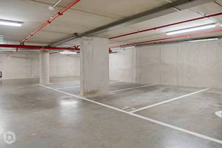 Op een uitstekende plaats in centrum van Mechelen bevindt zich deze ondergrondse staanplaats (-2) in de recente residentie 'Diependael'. De parkeerplaats bevindt zich op amper 350m van de Ijzerenleen en 600m van de Grote Markt wat het zeer interessant maakt als investering. De parking is te betreden met een autolift.<br /><br />Grijp nu uw kans en contacteer ons voor meer informatie op 0480 66 14 77.