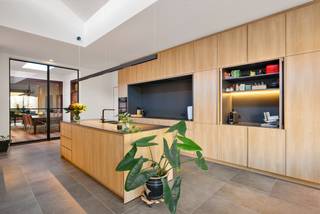 Ontdek deze prachtige, gerenoveerde herenwoning met dubbele garagebox, ideaal gelegen in het centrum van Turnhout — op wandelafstand van...