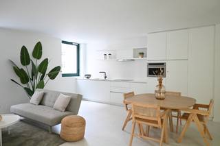 OPEN HUIS DONDERDAG 11/09 VAN 17-19U<br /><br />Afgewerkt nieuwbouwappartement centrum Kortrijk<br />Uitstekend gelegen en afgewerkt nieuwbouwappartement aan het Schouwburgplein te Kortrijk in het volle centrum. Op amper 150m van het station en wandelafstand van de Grote Markt.<br /><br />Appartement met 1 slaapkamer voorzien van een lichtrijke woonkamer met een aangrenzend terras, keuken, berging, apart toilet en badkamer met inloopdouche. De keuken is volledig uitgerust met een koelkast, combi-oven, vaatwas, inductiekookplaat en dampkap. Het terras is zuidwest georiënteerd. <br /><br />Ideale parkeergelegenheid voor de deur met de ondergrondse parking "schouwburg" waar men kan beschikken over een gratis nachtabonnement of een voordelig bewonersabonnement.<br /><br />Beschikbaar vanaf oktober!<br />Kom langs op de bezoekdag donderdag 11 september van 17 tot 19u.<br /><br />Meer weten? Neem contact op met Louise via louise@immo-lys.be
