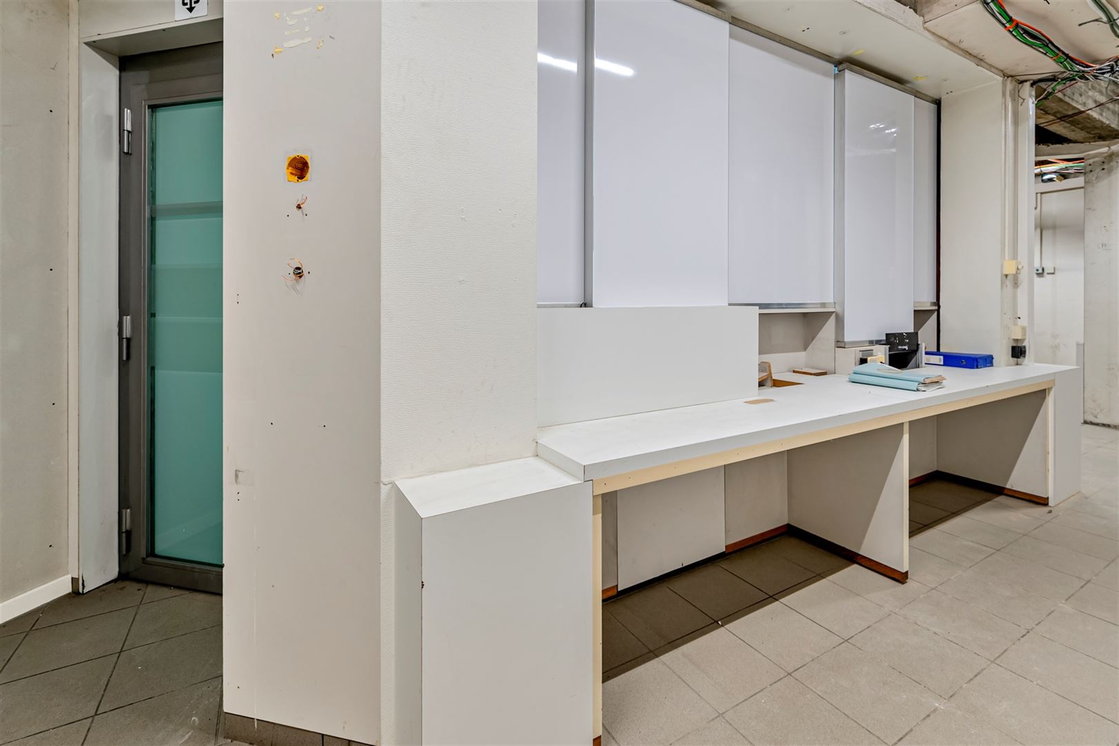 Centraal gelegen zeer ruim commercieel pand met 5 parkeerplaatsen - foto 4