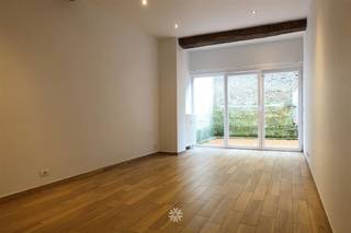 <p><span>GENT - Kortrijksepoortstraat 25: Op zoek naar een</span><span> </span><span>centraal gelegen</span><span> appartement met stadskoer te huur in Gent?</span><span> Dan is dit pand mogelijk iets voor u. </span></p><p><span> </span></p><p><span>De belangrijkste troeven:</span></p><ul><li><span>Centraal gelegen in centrum Gent</span></li></ul><ul><li><span>Ruime stadskoer </span></li><li><span>Goed bereikbaar met fiets en openbaar vervoer</span></li><li><span>Op wandelafstand van winkels, horeca, etc.</span></li></ul><p><span> </span></p><p><span>Het appartement is ingedeeld als volgt:</span></p><p><span>Inkomhal, leefruimte met toegang tot de stadskoer, ingerichte keuken, 2 slaapkamers en 1 bureau/hobby kamer, 2 toiletten en 2 douchekamers.</span></p><p><span> </span></p><p><span>Beschikbaar vanaf 01/11/2026. Domicilie verplicht.</span></p><p><span>Huurprijs: €850 + €120 algemene kosten, verwarming en warm water. Koud water en elektriciteit afzonderlijk af te rekenen. </span></p><p><span> </span></p><p><span>Neem contact op met Axel Lenaerts makelaars voor een bezoek ter plaatse via onze website.</span></p><p><span> </span></p>