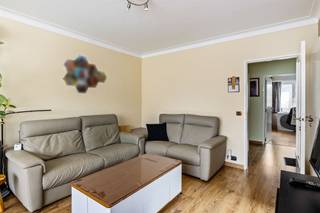 <p><span>Op een gunstige locatie gelegen appartement. Combinatie van rust en een uitstekende bereikbaarheid! Gelegen in een rustige woonstraat met toch alle nodige voorzieningen, zoals o.a. supermarkten en openbaar vervoer, in de onmiddellijk omgeving. Ook geniet men hier van een vlotte verbinding richting Antwerpen-centrum, de haven en de snelwegen.</span></p><p><span>We betreden het appartement langs de inkomhal (met vestiairekast), welke ons links toegang geeft tot de lichtrijke leefruimte. Deze laatste biedt voldoende plaats voor een gezellige zithoek en een eetkamer. Via de leefruimte komen we in de keuken, welke beschikt over voldoende kastruimte en de volgende toestellen: kookplaat (inductie), dampkap, spoelbak en koel/vriescombinatie.</span></p><p><span>Verder geeft de inkomhal ons ook nog toegang tot de vernieuwde badkamer (met douche, lavabomeubel en toilet) en de twee slaapkamers, respectievelijk 13,30m² en 6,50m² groot. De grootste slaapkamer is voorzien van een praktische ingemaakte kast en aansluitend aan de kleinere slaapkamer vinden we nog een (dicht/overdekt) terras, welk thans wordt gebruikt als bergruimte.</span></p><p><span>Aan het appartement is verder ook nog een kelderberging verbonden.</span></p><p><span>Het maandelijks voorschot op de gemeenschappelijke kosten bedraagt 130,00. Hierin is o.a. begrepen: verwarming, water, blokpolis, minuterie, waterontharder en ruimen septische put. Daarnaast wordt er maandelijks ook 80,00 gespaard.</span></p><p><span>Mogelijkheid om een garage, uitgerust met een sectionaal poort, bij aan te kopen aan de prijs van 27.500,00.</span></p><p><span>Is uw interesse gewekt? Wel, dan hoor ik graag van U!</span></p>