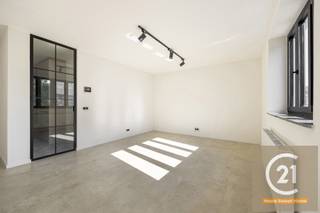 Fully renovated exceptional apartment (142 m²)Discover this stunning fully renovated apartment offering modern and luxurious features. With a total...