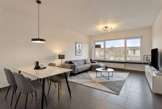 <p><span>Instapklaar hoekappartement met zuid terras en garagebox op gunstige locatie</span></p><p><span> </span></p><p><span>Dit instapklare appartement is gunstig gelegen op aan de Acht Eeuwenlaan in Edegem, een gegeerde en residentiële buurt met een vlotte bereikbaarheid. Winkels, scholen, openbaar vervoer, Domein Hof ter Linden en belangrijke invalswegen bevinden zich in de nabije omgeving. De combinatie van rust en bereikbaarheid maakt deze locatie ideaal voor zowel eigen bewoning als investering.</span></p><p><span> </span></p><p><span>INDELING</span></p><p><span>Het appartement heeft een bewoonbare oppervlakte van 87 m², is gelegen op de bovenste verdieping en werd in 2012 gerenoveerd. </span></p><p><span>Je komt binnen in een ruime inkomhal voorzien van een gastentoilet. De ruime leefruimte is licht en stil dankzij de hoeklocatie. Aansluitend ligt de goed uitgeruste keuken die desgewenst kan opengemaakt worden. Verder beschikt het appartement over twee volwaardige slaapkamers en een badkamer met bad/douchecombinatie. Via beide kamers is er toegang tot het zuid gericht terras aan de achterzijde.</span></p><p><span> </span></p><p><span>Momenteel is het appartement verhuurd aan 850€ per maand + 50€ kosten. De extra ruime en hoge garagebox is groot genoeg voor het plaatsen van een camionette en kan aangekocht worden voor 30.000€.</span></p><p><span>De gemeenschappelijke kosten bedragen €110.</span></p><p><span> </span></p><p><span>BIJZONDERHEDEN</span></p><p><span>- verzorgd en instapklaar appartement</span></p><p><span>- eigen nutsvoorzieningen (water en gas)</span></p><p><span>- lage maandelijkse lasten</span></p><p><span>- dak conform geïsoleerd</span></p><p><span>- geschikt als investering of eigen bewoning</span></p><p><span> </span></p><p><span> </span></p><p><span> </span></p><p><span> </span></p>