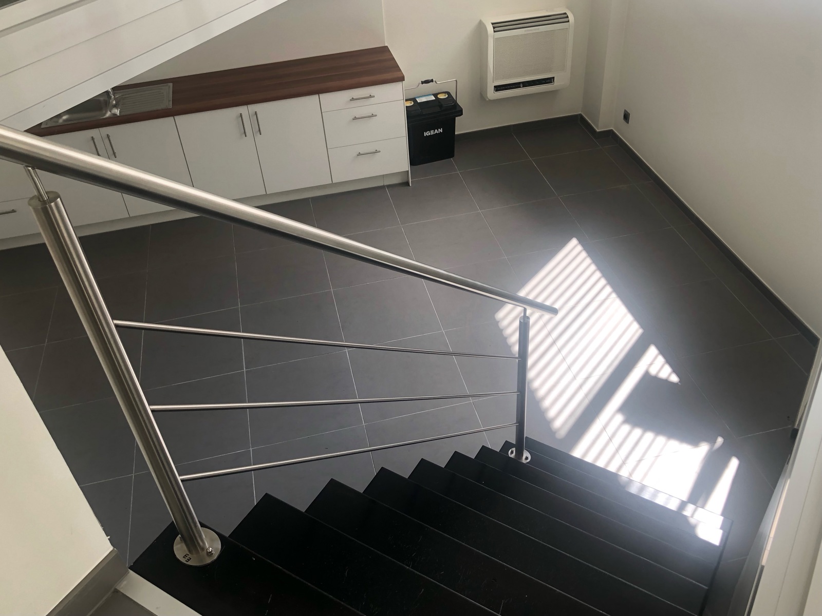 Knap handelspand op zeer centrale ligging met 5 standplaatsen - foto 3