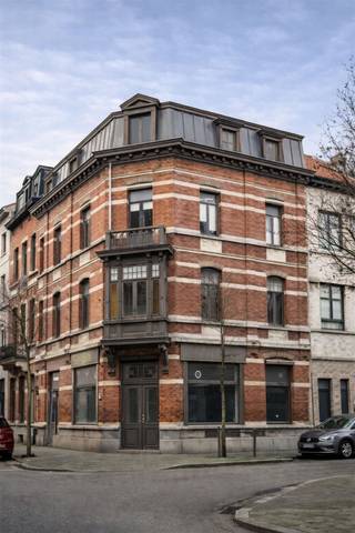 <p><span><strong><u>Uitzonderlijk knap hoekgebouw met potentieel en leuke historische aspecten!</u></strong></span></p><p><span><strong> </strong></span></p><p><span><span>Op een interessante ligging tussen de hippe slachthuissite en het historisch hart van Antwerpen kan u dit eigendom terugvinden. De straatnaam refereert naar een leuke link met verschillende scholen in de omgeving. Het is ook gelegen vlak tegenover de KdG Hogeschool en er zijn hier verschillende studentenresidenties aanwezig in de onmiddellijke omgeving.</span></span></p><p><span><span> </span></span></p><p><span><span>Dit hoekgebouw is momenteel gekend door de stad als "eensgezinswoning" maar fysiek al jarenlang opgedeeld in 4 appartementen (2de en 3de verdieping zijn 2 duplexen). Gezien de oppervlakte van het gebouw is er een mogelijkheid om dit gebouw met omgevingsvergunning op te splitsen. Het is groter dan 350 m². Wel rekening te houden dat de vraag zal komen om een eensgezinswoning te integreren. Voor de rest kan dit geoptimaliseerd worden met bijvoorbeeld studentenkamers of studio's om te verhuren op rendement. Elke entiteit beschikt op vandaag al over een eigen buitenruimte.</span></span></p><p> </p><p><span><span>EPC: label C – certificaatnummer 20230216-0002812663-RES-1.</span></span></p><p><span><span> </span></span></p><p><span><span>Het eigendom biedt ongelooflijk veel potentieel, beschikt over aantrekkelijke ruimtes, lichtinval, hoge vrije hoogtes. Een fijn project voor een projectontwikkelaar of vastgoedinvesteerder!</span></span></p><p> </p><p><span><span>Bel ons nu voor het inplannen van een afspraak op 0495/72.88.49.</span></span></p><p> </p><p> </p>