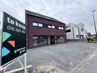 Dit ruime handelspand biedt een uitstekende gelegenheid voor diverse commerciële activiteiten (retail, showroom, kantoor,...) dankzij de open structuur en strategische ligging. Het pand heeft een totale oppervlakte van ca. 380m², verdeeld over een gelijkvloers en een kelderverdieping. Ideaal voor ondernemers die op zoek zijn naar een flexibele ruimte met tal van mogelijkheden. Daarnaast is er voldoende parkeergelegenheid voor klanten en personeel. De winkel is goed bereikbaar en ligt in de dorpskern van Begijnendijk.<br /><br />Voor meer informatie of een bezoek, neem gerust contact op via vastgoed@gysemansgroep.be of 016 360 460.