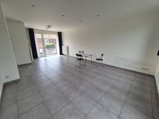 <p><span>Prachtig ruim appartement met zonnig terras om op te vertoeven.</span></p><p><span>Dit appartement is als volgt ingedeeld: inkomhal met apart gastentoilet, </span></p><p><span>leefruimte met open volledig geïnstalleerde keuken, nachthal, drie slaapkamers en een badkamer met dubbele lavabo, ligbad, douche en toilet.</span></p><p><span>Twee aangename terrassen met open zicht.</span></p><p><span>Buiten staanplaats aanwezig.</span></p><p><span>Voor meer info of bezoek contacteer Pattymo.</span></p>