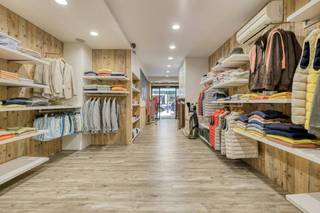 Vous recherchez un bien commercial situé dans un emplacement commercial de premier ordre dans le cœur animé de Knokke ? Ce bâtiment prêt à emménager vous offre une occasion unique d'établir votre entreprise dans la rue commerçante la plus populaire de la ville : la Lippenslaan.<br /><br />Propriétés de la propriété :<br />- Emplacement idéal : situé au cœur de la très animée Lippenslaan, lieu de prédilection pour les amateurs de shopping et les passants.<br />- Aménagement spacieux :<br />Rez-de-chaussée : (113 m²) comprenant un espace commercial, des toilettes et un espace de rangement <br />- Prêt à emménager : la propriété est en excellent état et prête à être utilisée <br />Coûts communs : 200,00 €/mois<br /><br />Bénéficiant d'un emplacement central dans l'une des rues commerçantes les plus prestigieuses de Knokke, vous attirerez à la fois les clients locaux et les touristes. La grande visibilité et l'attrait commercial de la Lippenslaan font de ce bâtiment le choix idéal pour les détaillants qui souhaitent se développer et prospérer.<br /><br />N'hésitez pas à nous contacter si vous êtes intéressé par cette propriété commerciale composée de locaux commerciaux à louer à Knokke.