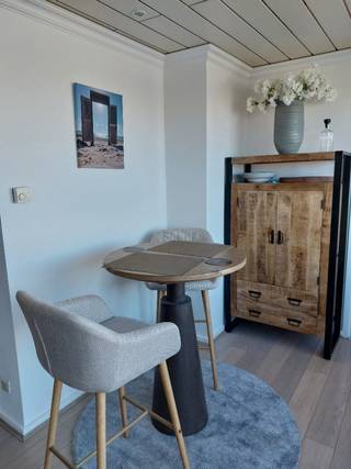 Volledig gerenoveerd en bemeubeld dakappartement. De bewoonbare oppervlakte bedraagt 48m², en de grootte van het terras met zeezicht is eveneens...
