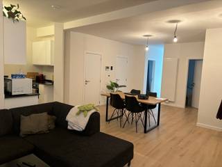 Op een toplocatie in Turnhout, op wandelafstand van het bruisende centrum en toch rustig gelegen, vindt u dit charmante appartement. Dankzij de centrale ligging geniet u van een vlotte bereikbaarheid en bevinden winkels, openbaar vervoer en andere voorzieningen zich vlakbij.<br /><br />Het appartement met een bewoonbare oppervlakte van 93 m² bevindt zich op het gelijkvloers en verwelkomt u via een inkomhal met apart toilet. De lichtrijke woonkamer met open keuken vormt het hart van de woning en biedt een aangename leefruimte waar gezelligheid en comfort centraal staan. De keuken is praktisch ingedeeld en sluit mooi aan op de leefruimte. Verder beschikt het appartement over twee volwaardige slaapkamers, een functionele badkamer met douche en lavabo, en een handige berging voor extra opbergruimte. Via de woonkamer heeft u toegang tot een knus terras waar u in alle rust kan genieten.<br /><br />Voor fietsen is er een aparte fietsenstalling voorzien.<br /><br />Met een B-score op het EPC biedt dit appartement een energiezuinige woonoplossing.<br /><br />Troeven:<br />• Instapklaar appartement<br />• Gezellig terras<br />• Centrale ligging in Turnhout<br />• Aparte fietsenstalling<br />• Aankoop mogelijk onder registratierechten