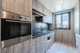 Dit verzorgde appartement is gelegen in de Bergenstraat 14 in Middelkerke, op de derde verdieping van een kleinschalig gebouw zonder lift. Hierdoor blijven de syndicale kosten laag, wat een belangrijk pluspunt is.<br /><br />Binnenin vindt u een nette en praktische woonst met een lichtrijke leefruimte, een aparte keuken, een volwaardige slaapkamer en een badkamer. Het appartement is eenvoudig maar verzorgd en meteen bruikbaar.<br /><br />De woning heeft een EPC F en biedt daardoor ook mogelijkheden voor wie op termijn wil investeren in energetische verbeteringen.<br /><br />Dankzij de ligging in het centrum van Middelkerke bevinden winkels, horeca en het strand zich op wandelafstand. Ideaal als tweede verblijf, investering of compacte woonst aan zee.<br /><br />Voor meer informatie of een bezoek kunt u contact opnemen met Inti op inti@immofrancois.be<br /><br /> of 0499 74 89 74.<br /><br />