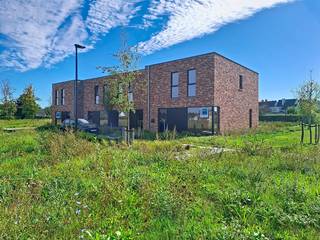 Lot 125 is een halfopen woning die volledig afgewerkt aangeboden wordt. Deze woning staat ruwbouw-winddicht momenteel en kan tamelijk snel instapklaar gemaakt worden. <br />Moderne stijl : 2 bouwlagen en een plat dak. Gelijkvloers : inkom, wc, ruime living, open keuken met eiland, berging. 1ste verdiep : 1 grote slaapkamers voor de ouders, 2 kinderkamers, aparte wc, badkamer ingericht met ruime inloopdouche en badkamermeubel met dubbele lavabo, technische ruimte. Grote tuin met goeie oriëntatie. Parkeren kan op eigen terrein want carport is toegelaten.<br />Bespaar fors op je energiefactuur, dankzij het doorgedreven isolatiepakket, warmtepomp met vloerverwarming, ventilatiesysteem D en zonnepanelen.<br /><br />Deze woning wordt gebouwd in een nieuw woonproject in het centrum van Beveren-Leie, meer bepaald op de site Vanmarcke tussen de Sint-Jansstraat en de Grote en Kleine Heerweg. Rustig gelegen in een doodlopende straat en voldoende groene ruimte aanwezig.<br />Goeie mobiliteit met winkels, scholen en ontspanningsmogelijkheden vlakbij.<br /><br />Prijs excl. btw en kosten. Download de brochure via https://durabrik.immo/beveren-leie<br /><br />Bezoek onze kijkwoning ter plaatse op afspraak !<br />Bij Durabrik ben je zeker van een vaste prijs. Geen budgettaire verrassingen dus tijdens je bouwtraject.<br />Heb je vragen? Contacteer dan je bouwadviseur via 09 280 60 60 of mail naar info@durabrik.be.<br /><br />*afbeeldingen en oppervlaktes zijn indicatief