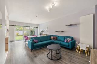 <p><span>Halfopen woning te Molenveld in Edegem -  instapklare woning vol licht en comfort</span></p><p><span> </span></p><p><span> </span></p><p><span>Ontdek deze prachtige, energiezuinige halfopen bebouwing, ideaal voor wie op zoek is naar een instapklare woning met veel charme en moderne comfortvoorzieningen. De woning werd in 2014 grondig gerenoveerd en beschikt sindsdien over een EPC-label B, dankzij slimme investeringen zoals zonnepanelen, airco, nieuwe ramen, een volledig geïsoleerd dak, een moderne keuken en een luxe badkamer.</span></p><p><span> </span></p><p><span> </span></p><p><span>Binnenin geniet u van een overvloed aan natuurlijk licht, wat een warme en aangename sfeer creëert in elke ruimte. De indeling is praktisch en ruim: een lichtrijke leefruimte, een volledig uitgeruste keuken en voldoende plaats voor gezellige familiediners, 3 slaapkamers en 1 bureaukamer. Bovendien beschikt de woning over een ruime kelder, perfect als extra bergruimte, en een garage met elektrische poort voor optimaal gemak.</span></p><p><span> </span></p><p><span> </span></p><p><span>De tuin is een absolute troef: rustig, zongericht en ideaal om te ontspannen, te tuinieren of te genieten van zomerse barbecues. De ligging is eveneens uitstekend: u woont in een rustige buurt, met vlotte verbindingen naar het centrum van Edegem en Antwerpen, en alle voorzieningen zoals scholen, supermarkten en recreatiemogelijkheden liggen binnen handbereik.</span></p><p><span> </span></p><p><span> </span></p><p><span> </span></p><p><span>Deze woning combineert een energiezuinig en comfortabel interieur met een rustige, zonnige buitenruimte en een toplocatie. Een perfecte keuze voor wie graag instapklaar woont in een groene en goed verbonden omgeving.</span></p>