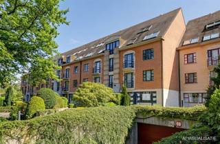 Op een uitzonderlijke ligging aan de Miksebaan, aan de golf van Brasschaat, ontdek je deze lichtrijke duplex (V3 + V4) van maar liefst 248m². Je...
