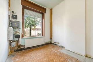 <p>Ben je op zoek naar een ruime woning met 4 slaapkamers, een grote tuin en een gunstig EPC in Aalst? Gevonden!</p>
<p>Deze woning met maar liefst 150 m² bewoonbare oppervlakte bevindt zich in een rustige, kindvriendelijke buurt met parkeermogelijkheden voor de deur én op wandelafstand van het bruisende stadscentrum van Aalst. Hier geniet je van een rustige woonomgeving met winkels, horeca en andere voorzieningen binnen handbereik.<br />Ook technisch werd de woning de voorbije jaren grondig aangepakt. Dankzij het gunstige EPC-label C, dat dicht aanleunt tegen label B, een conforme elektrische installatie en een condensatieketel van amper één jaar oud zit je hier goed. Verder werden de riolering, waterleidingen en radiatoren vernieuwd, de elektriciteit aangepakt en de vloer uitgegraven en voorzien van een nieuwe chape. De woning werd bovendien steeds verhuurd aan € 1.000 per maand, wat ze ook interessant maakt voor investeerders.</p>
<p>Via de inkomhal bereik je de voorkamer die perfect kan dienen als bureau, logeerkamer, wasplaats, berging en voorzien is van rolluiken. Verder bevinden zich op het gelijkvloers de leefruimte, keuken en badkamer. Via een klein paadje bereik je de oostgerichte tuin van maar liefst 220 m². Op de eerste verdieping bevinden zich twee slaapkamers, waarvan één met een trap naar de tweede verdieping. Hier vind je nog eens twee slaapkamers, wat het totaal op vier brengt.</p>
<p>Ben je op zoek naar een ruime gezinswoning met een mooie tuin of een interessante vastgoedinvestering op een centrale locatie? Contacteer ons dan snel voor een bezoek!</p>
