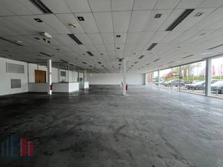 Deze showroom is strategisch gelegen langs de bedrijvige Zeelsebaan. Via de steenweg is er een snelle aansluiting op de de E17 richting Gent en Antwerpen, evenals goede verbinding richting Brussel. <br /><br />Het veelzijdig pand heeft een totale oppervlakte van 726 m², bestaande uit een commerciële ruimte (showroom, winkel, atelier, kantoren,...) met opslagruimte. De ruimte betreft over een open space met glazen vitrine waardoor men geniet van een goede visibiliteit langs de voorzijde van het gebouw, verder beschikt de ruimte over een keuken en sanitaire voorziening. De opslagruimte is voorzien van een sectionale poort en u heeft de flexibiliteit om de ruimte volledig aan te passen aan uw specifieke wensen en behoeften. Het gebouw is toegankelijk via een afzonderlijke toegangsdeur en een sectionale poort. Aan de voorzijde van het pand zijn bovendien 11 parkeerplaatsen beschikbaar, aangevuld met nog gemeenschappelijke parkeerplaatsen.<br /><br />Heb je interesse of wil je meer informatie, zoals plannen of wil je graag een vrijblijvend plaatsbezoek? Aarzel dan niet om contact op te nemen met Gill via het nummer 0477 06 30 30.