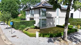 Ontdek deze veelzijdige eigendom bestaande uit een ruime gezinswoning met praktijkmogelijkheden of twee aparte wooneenheden. Ideaal voor wie wonen en werken wil combineren, zorg aan huis voorziet of op zoek is naar een kangoeroewoning.<br />De kangoeroewoning kan eenvoudig opnieuw intern verbonden worden. Ter hoogte van de berging bevindt zich een tussenmuur waar vroeger een doorgang was.<br /><br />=> Locatie<br />=> Locatie<br />Dankzij de unieke combinatie van rust, natuur en een uitstekende bereikbaarheid geniet deze locatie een bijzonder exclusieve uitstraling.<br />In de onmiddellijke omgeving ligt het prachtige natuurgebied De Wijers, een waar paradijs voor wandelaars en fietsers. Tegelijk profiteer je van een vlotte verbinding naar het centrum van Hasselt en de autosnelwegen E313 en E314, waardoor alle voorzieningen en belangrijke verbindingswegen binnen handbereik liggen.<br /><br />=> Henri Dunantlaan 14 – Ruime gezinswoning (268 m²)<br />-- Gelijkvloers<br />- Inkomhal met vestiaire<br />- Gastentoilet met fonteintje<br />- Lichtrijke leefruimte bereikbaar via glazen deur<br />- Zithoek met pelletkachel<br />- Open keuken met eiland en granieten vloer, volledig uitgerust<br />- Tuinkamer met granieten vloer en zicht op de zuidwest gerichte tuin<br />- Berging met vaste kasten en aansluiting wasmachine <br />-- Eerste verdieping<br />- Overloop<br />- Ouderlijke slaapkamer met inbouwkasten, dressing en airco<br />- Tweede slaapkamer met wastafel<br />- Badkamer met douche, toilet, wastafel en vaste kasten<br />-- Tweede verdieping<br />- Twee identieke slaapkamers in spiegelbeeld<br />- Aparte douchekamer tussen beide kamers<br />- Ook ideaal als bureau of hobbyruimte<br />-- Kelder<br />- Wijnkelder<br />- Voorraadkelder<br />-- Buiten<br />- Dubbele carport<br />- Zuidwest gerichte tuin<br /><br />=> Henri Dunantlaan 16 - Gelijkvloers appartement (74 m²)<br />- Inkomhal<br />- Leefruimte<br />- Keuken met koelkast, oven, microgolfoven, kookplaat en afzuigkap<br />- Slaapkamer<br />- Badkamer met bad/douche, wastafel en toilet<br />- Berging<br />- Betegeld terras bereikbaar via schuifpui<br />- Garage met kantelpoort en extra bergruimte<br />- Mogelijkheid tot laadpaal<br />Interessant als investering of voor zorgwonen.<br /><br />=> Henri Dunantlaan 16/1– Duplexappartement (ca. 69 m²)<br />-- Eerste verdieping<br />- Gemeenschappelijke zij-ingang met trap naar de verdieping<br />- Gastentoilet met fonteintje<br />- Open keuken met eiland en ingebouwde eettafel, volledig uitgerust<br />- Gezellige zithoek<br />-- Tweede verdieping<br />- Slaapkamer met inbouwkasten<br />- Badkamer met douche en wastafel