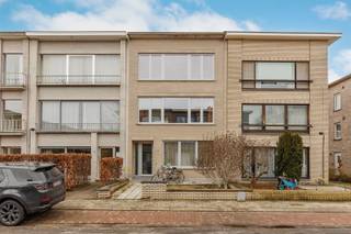 <p><span>Je woont hier in een </span><span>aangename en centrale buurt van Borsbeek</span><span>, met winkels, supermarkten en lokale handelszaken op korte afstand. Ook </span><span>scholen, openbaar vervoer en belangrijke invalswegen</span><span> zijn vlot bereikbaar, wat het dagelijkse woon-werkverkeer eenvoudig maakt. Voor ontspanning en groen liggen </span><span>parken en wandelmogelijkheden</span><span> in de nabije omgeving. </span></p><p><span> </span></p><p><span>Dit praktisch ingedeelde appartement met veel mogelijkheden ligt op de tweede verdieping (bereikbaar via trap) van een kleinschalig gebouw in een doodlopende straat. </span></p><p><span> </span></p><p><span>Je betreedt het appartement via de inkomhal met </span><span>vestiaireruimte, </span><span>verder de </span><span>badkamer met wastafel, toilet en mooie inloopdouche</span><span>. </span></p><p><span>Het appartement beschikt over </span><span>twee slaapkamers</span><span> achteraan.</span></p><p><span>Aan de straatkant bevindt zich de zeer lichtrijke </span><span>leefruimte </span><span>met</span><span> </span><span>de </span><span>volledig</span><span> </span><span>ingerichte keuken</span><span> die aansluit op een </span><span>overdekt terras </span><span>met extra berging.</span></p><p><span> </span></p><p><span>Troeven:</span></p><ul><li><span>2 slaapkamers</span></li><li><span>Buitenruimte</span></li><li><span>Rustige ligging, doodlopende straat</span></li><li><span>Elektriciteit CONFORM</span></li><li><span>Kleinschalig gebouw met eigen meters</span></li></ul><p><span> </span></p><p><span>EPC:</span><span> label E, wordt B na isolatie van het dak.</span></p><p><span> </span></p><p><span>Interesse of een bezoek plannen?<br />Contacteer ons via </span><span>03 646 66 55</span><span> of </span><span>sofie@sinjoor.be</span><span>.</span></p>