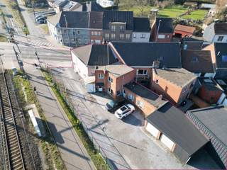 Polyvalente Woning, biedt vele mogelijkheden!Deze woning biedt tal van mogelijkheden voor verschillende doeleinden. Momenteel wordt het gelijkvloers...