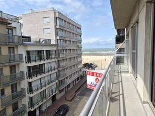 Ruim 1-slaapkamer appartement met <u><strong>lateraal zeezicht</strong></u> te koop. Dit <u><strong>gerenoveerd appartement</strong></u> is centraal gelegen in Oostduinkerke-Bad op het 4de verdiep van de residentie Byblos.<br />Indeling: Inkom, woonkamer, keuken, badkamer met douche en wasplaats, ruime slaapkamer voorzien van inbouwkasten en een kelderberging. De woonkamer en slaapkamer geven allebei uit op het <u><strong>zuid-west gericht terras</strong></u> van waar u kunt genieten van de middagzon en zicht op zee.
