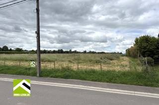 In een rustige straat in het landelijke Lantremange vindt u dit perceel bouwgrond.<br />Goed bereikbaar en op korte afstand van de E40-autosnelweg, het centrum van Waremme en alle winkels.<br /><br />Het perceel komt in aanmerking voor open bebouwing.<br />De breedte aan de straat bedraagt 20m, de diepte bedraagt 54m46.<br /><br />De woning dient op 3 meter van de zijgrenzen gebouwd te worden met een maximale diepte van 13 meter.<br />Bouwvorm met 2 verdiepingen en een hellend dak.<br />Een vrijstaand gebouw zoals tuinhuis of serre is toegelaten tot 20m².<br /><br />MOGELIJKHEID om dit perceel samen te voegen met de naastgelegen percelen lot 2 en lot 3.<br /><br />Er is geen bouwverplichting.