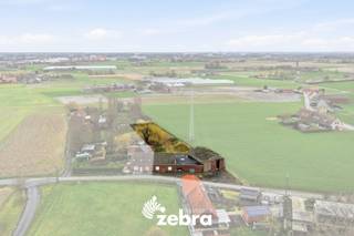 Deze verder te renoveren woning met praktische loods op een perceel van 2.452 m² bevindt zich op een landelijke en rustige ligging in Ingelmunster.<br /><br />De indeling van de woning is als volgt: Op het gelijkvloers bevindt zich een inkomhal, een ruime woonkamer met grote raampartijen, een volledig geïnstalleerde keuken met aansluitend een berging, een garage met automatische poort, een toilet, een technische ruimte/wasplaats, een slaapkamer en een badkamer.<br /><br />Het eerste verdiep van de woning biedt de mogelijkheid om nog 2 tot 3 slaapkamers te creëren.<br /><br />Verder is er nog een ruime loods aanwezig met voldoende vrije hoogte.<br /><br />Tot slot is er een zeer ruime tuin aanwezig met voldoende mogelijkheden en is de woning reeds voorzien van vloerverwarming op aardgas, een centraal ventilatiesysteem (type D), vernieuwde ramen, geïsoleerde muren, automatische rolluiken, regenwater (2 x 10.000 liter) ...<br /><br />Bestuursmaatregelen in het maatregelenregister: nee<br /><br /><strong>Ook wild geworden van deze thuis?<br />Twijfel niet langer en leg vandaag nog uw bezoek vast!</strong>