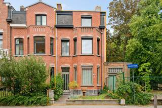 Op een toplocatie nabij het centrum Mechelen bevindt zich deze charmante woning met 4 slaapkamers dewelke energetisch al grondig gerenoveerd is. Het bruisende centrum van Mechelen met zijn cultuuraanbod, stadsbioscoop, horeca en scholen liggen op wandelafstand. Tevens geniet u van een uitstekende bereikbaarheid vlakbij belangrijke invalswegen zoals de E19 en R6 wat de ligging extra aantrekkelijk maakt. <br /><br />We betreden de woning via de inkomhal. De gezellige leefruimte kunt u inrichten met een eetplaats en aparte zithoek. De open keuken sluit naadloos aan op de leefruimte en is voorzien van hedendaags comfort en een gezellig eiland met ontbijthoek. Aansluitend bevindt zich nog een tweede eetplaats met zithoek met een mooie verbinding naar de tuin. Verder beschikt u nog over een apart toilet. In de de goed georiënteerde tuin kunt u steeds genieten van het mooie weer in alle rust en privacy met een mooi groen zicht. <br /><br />Via de nachthal op de eerste verdieping bereiken we 2 ruime slaapkamers waarvan 1 met een mooi terras dat uitgeeft op groen en de badkamer die uitgerust is met een douche, lavabomeubel en toilet. Op de tweede verdieping bevinden zich nog 2 slaapkamers waar u via een trapluik de zolder kan bereiken. Ideaal als extra bergruimte. Daarnaast beschikt u nog over een zeer grote kelder! De goed geïsoleerde woning is ten slotte nog voorzien van zonnepanelen en een thuisbatterij.<br /><br />Dit is een uitstekende opportuniteit als u op zoek bent naar een charmante woning met 4 slaapkamers op een uitstekende locatie in Mechelen. Contacteer ons op 0480 66 14 77 voor meer informatie of neem een kijkje op www.boonstravastgoed.be. <br /><br />Bijzonderheden:<br />- TOP locatie<br />- 4 slaapkamers<br />- Energiezuinig (Label B)