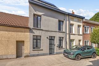 <p>In de Lange Heistraat in Mechelen vindt u deze verrassend ruime en instapklare woning met drie slaapkamers, een lichtrijke open leefruimte en twee aangename buitenruimtes. Achter de discrete gevel gaat een comfortabele stadswoning schuil met een praktische indeling en heel wat woonkwaliteit.</p><p> </p><p>Op het gelijkvloers komt u binnen via de inkomhal. De volledig uitgeruste keuken biedt veel werk- en opbergruimte en beschikt over een praktische ontbijttoog. Ze staat in open verbinding met de eetplaats en woonkamer, waardoor één ruime en gezellige leefomgeving ontstaat. De grote raampartijen aan de achterzijde en de lichtpartijen in het plafond brengen bovendien veel natuurlijk licht tot diep in de woning.</p><p>Via het grote schuifraam loopt de leefruimte mooi over in het ruime, volledig ommuurde terras. Dankzij de beschutte ligging geniet u hier van veel privacy en is er plaats voor zowel een eettafel als een loungehoek. De aanwezige luifel zorgt voor extra comfort en maakt het terras ook op warme en zonnige dagen tot een aangename buitenplek. Verder beschikt het gelijkvloers over een praktische berging en een afzonderlijk gastentoilet.</p><p>Op de eerste verdieping bevinden zich twee slaapkamers. Hier vindt u eveneens de royale badkamer, uitgerust met een ligbad, douche, dubbele lavabo en toilet.</p><p>De bovenste verdieping wordt ingenomen door de ruime master bedroom. De dakstructuur en dakramen geven deze kamer een eigen karakter, terwijl de rechtstreekse toegang tot het eigen terras een bijzondere extra troef vormt. Zo beschikt de woning zowel beneden als boven over een volwaardige buitenruimte.</p><p>Voor extra comfort zijn de slaapkamers uitgerust met airconditioning.</p><p> </p><p>Ook energetisch heeft de woning sterke troeven. Met EPC-label B geniet u van een gunstige energieprestatie. Daarnaast beschikt de woning over zonnepanelen en een warmtepomp. Elektriciteit is conform.</p><p> </p><p>De ligging in de Lange Heistraat combineert aangenaam stadswonen met een vlotte bereikbaarheid. Het centrum van Mechelen is gemakkelijk bereikbaar en ook winkels, scholen, horeca en andere dagelijkse voorzieningen bevinden zich in de omgeving.</p><p> </p><p>Een instapklare woning met drie slaapkamers, airconditioning, veel natuurlijk licht, twee buitenruimtes en een gunstige energieprestatie.</p><p> </p><p>Interesse? Vraag je bezoek aan en ontdek deze woning ter plaatse.</p>