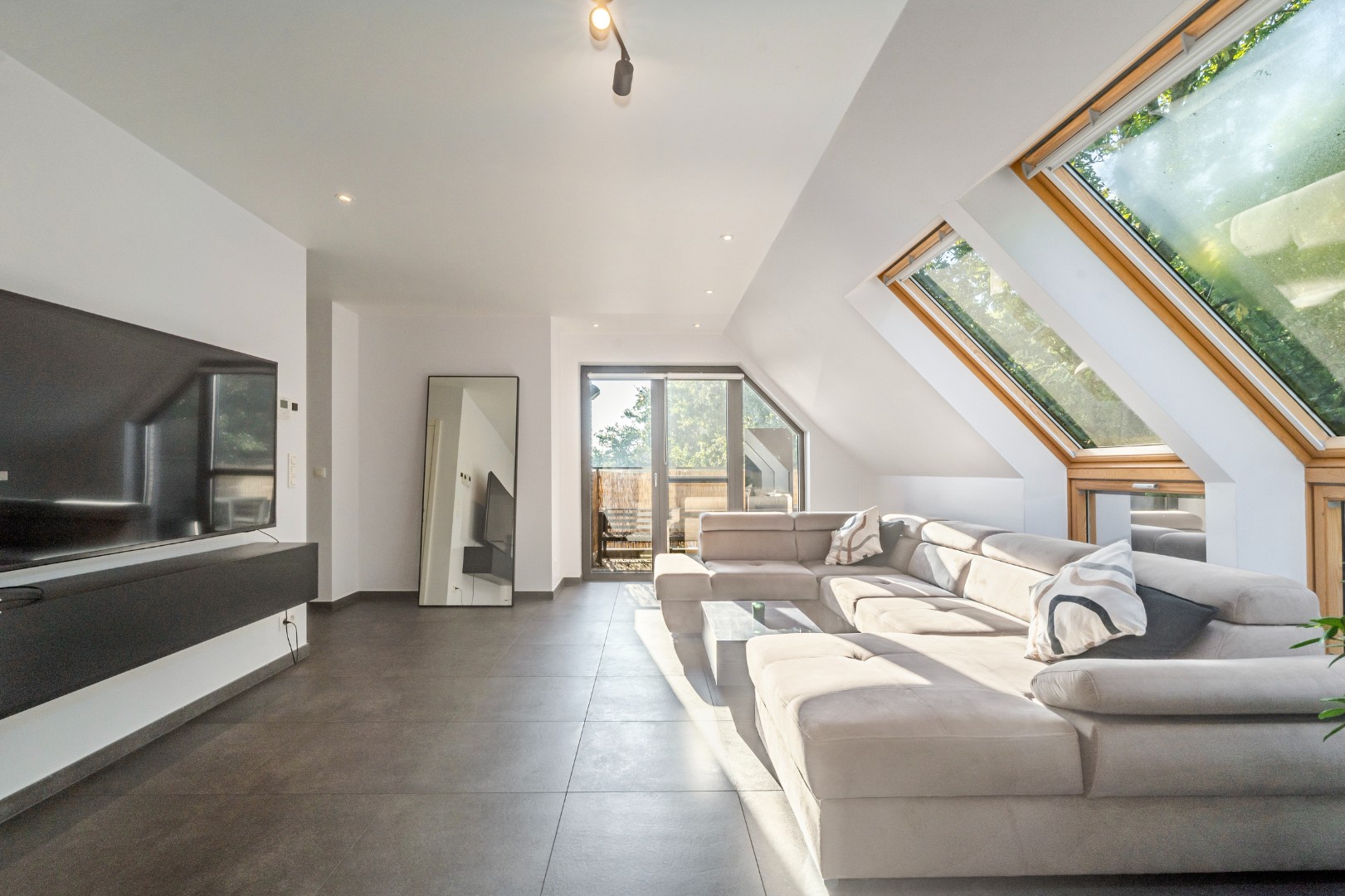 Instapklaar en lichtrijk appartement met terras en carport - foto 4