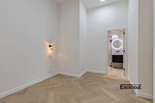 Dit splinternieuwe appartement met LUXE-afwerking bevindt zich in een standingvol gebouw met prachtige gevel in modernistische stijl op enkele meters van het strand en de winkelstraat.<br />Indeling: inkomhal, woonkamer met open keuken, berging, badkamer met inloopdouche, toilet en lavabomeubel, 2 slaapkamers waarvan 1 met tweede badkamer met inloopdouche, toilet en lavabomeubel, ruim terras.<br />Het appartement werd met moderne luxe-elementen afgewerkt. Denk maar aan een prachtig visgraatparket, gerectificeerde tegels (1m20 x 1m20), een gepantserde veiligheidsdeur, privatieve verwarming (hoogrendementsketels op aardgas met gsm-module op afstand), kleurvideofonie met gsm-module op afstand, design sanitair, inloopdouches op tegelvloer (geen douchebak), <br />Privatieve kelderberging.<br />In het gebouw is er tevens een ruime fietsenberging met meerdere laadpunten en een gemeenschappelijk dakterras waar men een ganse dag kan genieten van de zon!<br />Verkoop onder registratierechten (geen BTW)!