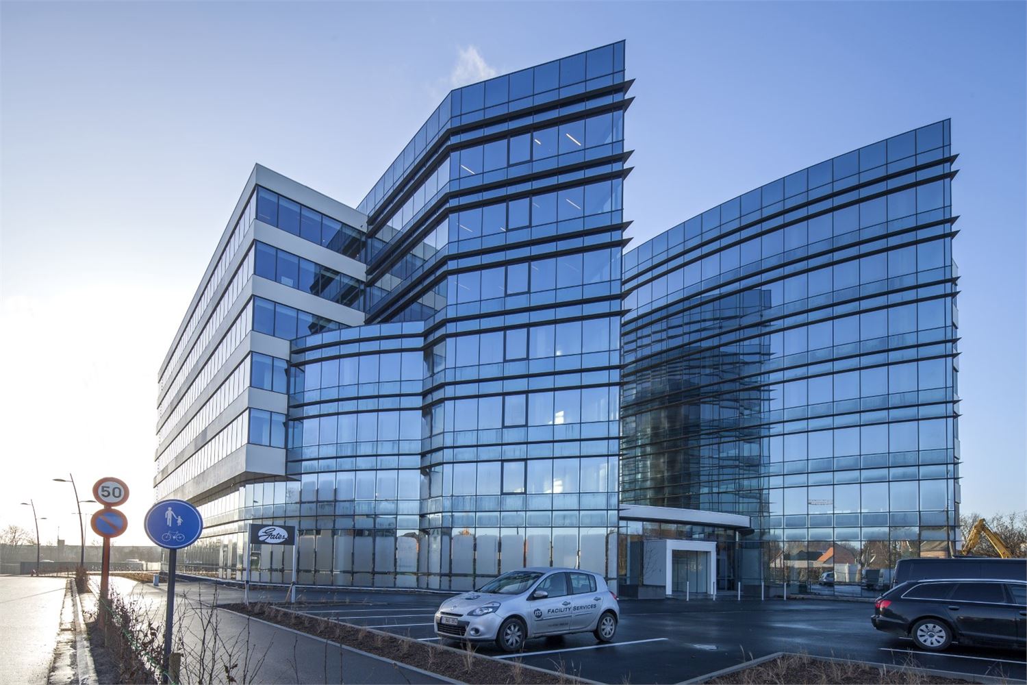 NIEUWBOUWKANTOREN MET PARKING NABIJ E40 - foto 1
