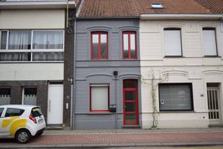 RUMBEEKSESTEENWEG 177 - ROESELARE<br /><br />Rijwoning op een gunstige ligging nabij het centrum van Roeselare.<br /><br />De woning omvat een gezellige woonplaats, een ingerichte keuken, aparte wasplaats en toilet. De badkamer is voorzien van een douche en lavabo. Achteraan bevindt zich een afgesloten koer.<br /><br />Op de verdieping zijn er 2 slaapkamers. Daarnaast is er een praktische bergzolder aanwezig.<br /><br />Extra troeven: centrale verwarming op gas en dubbele beglazing.<br /><br />Beschikbaar vanaf 1/06/2026